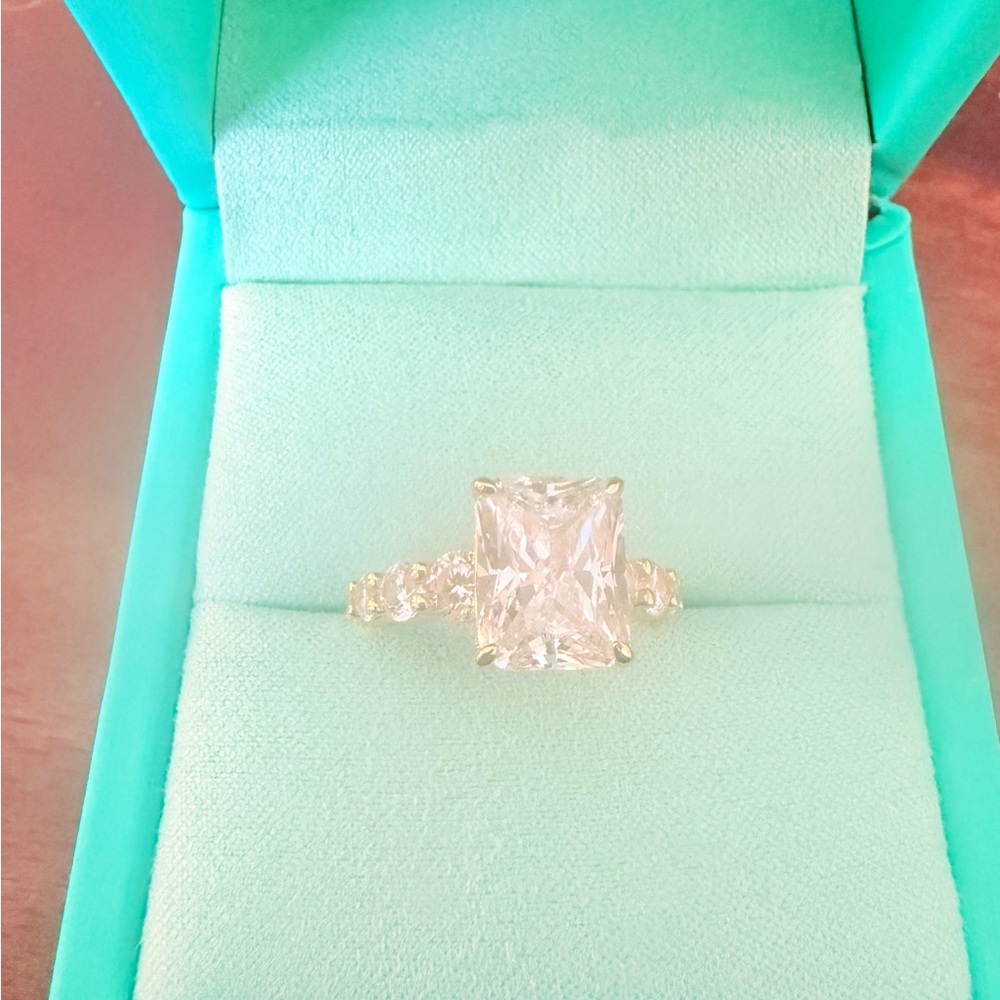 Beautiful Moissanite silver ring with gold plating size 6 - Picture 2 of 6